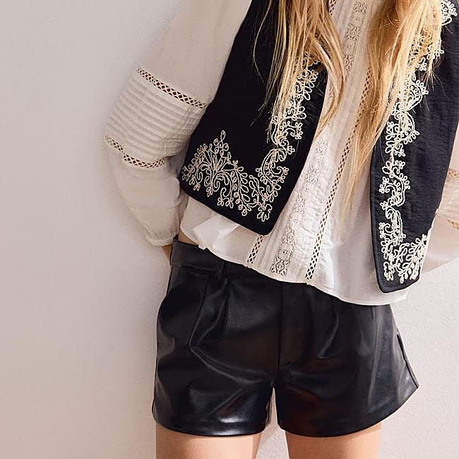 Shorts efecto cuero