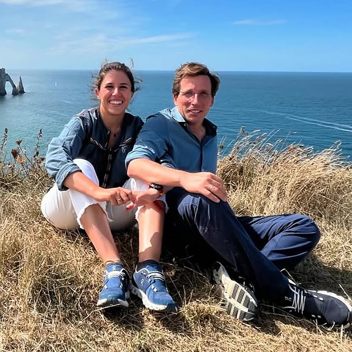 Teresa Urquijo y José Luis Martínez-Almeida durante una escapada veraniega a Normandía.