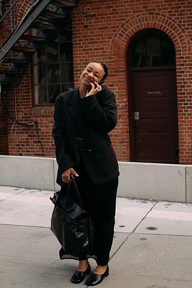 Un look con bolso maxi en negro.