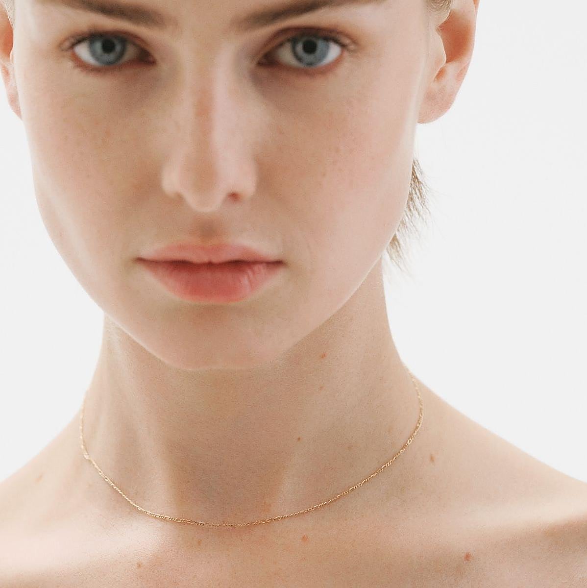 Joya efecto tatuaje, la tendencia de accesorios minimalistas que arrasa en verano