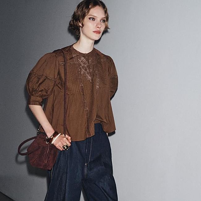 Blusa romántica bordada