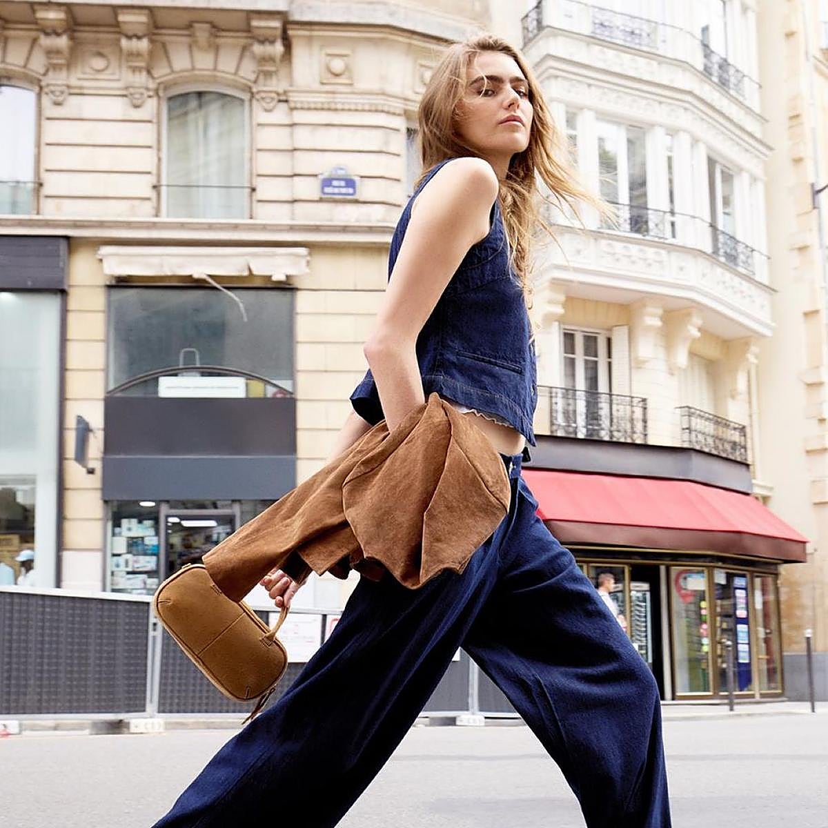 Modelo con prendas de Zara