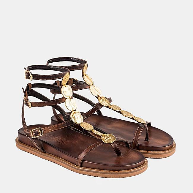 Sandalias con detalle de monedas de Makis Kotris.