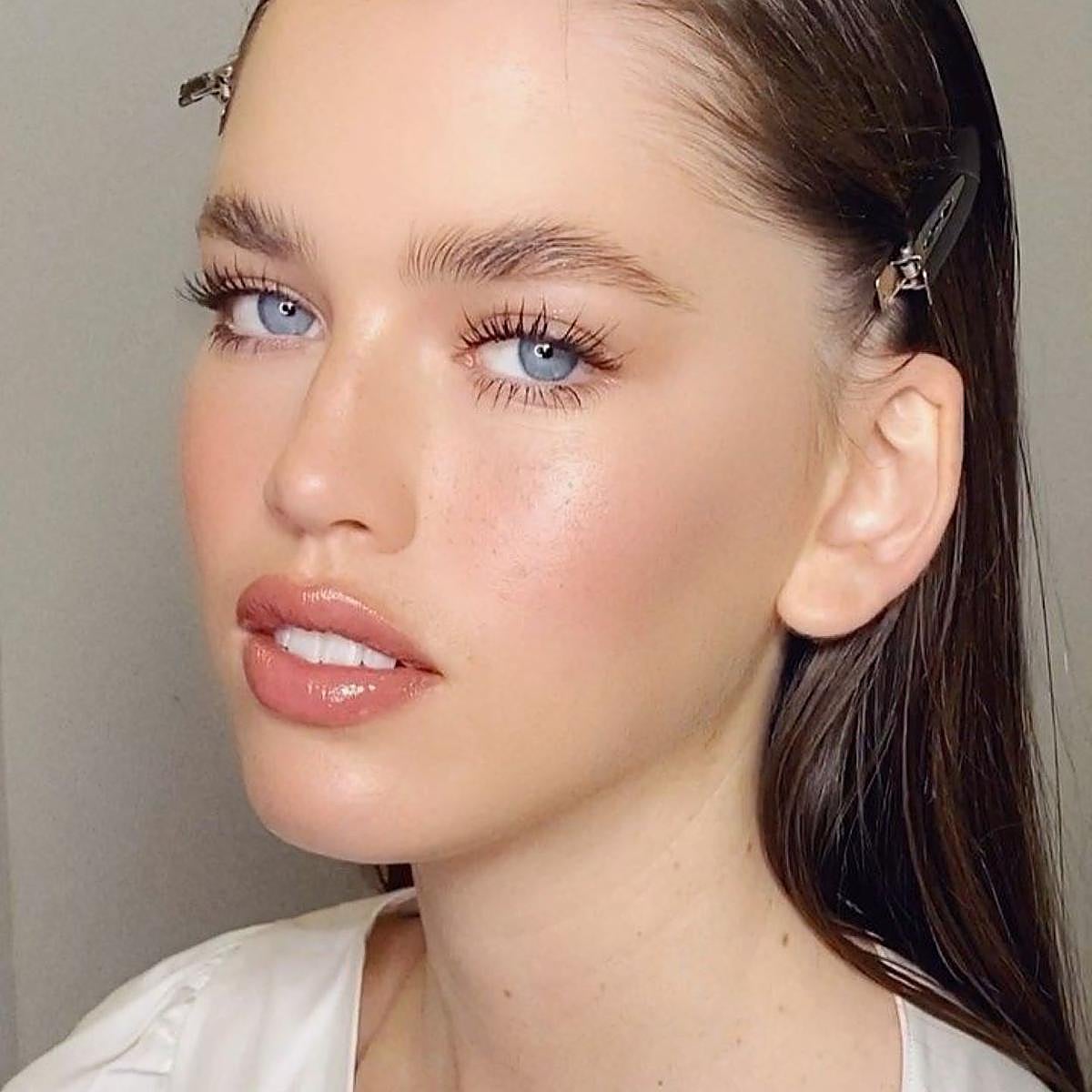 Modelo con máscara de pestañas