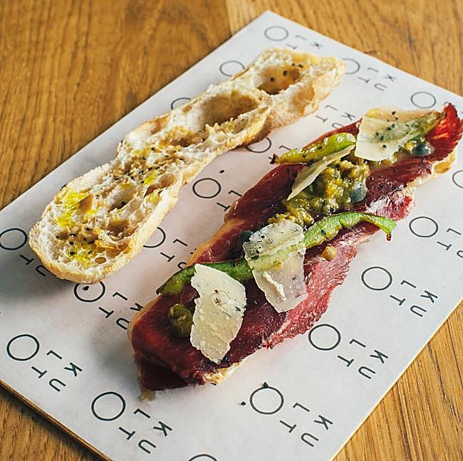 El pepito de KultO, uno de los imprescindbles de este local, referente de la cocina tradicional gaditana con influencias nacionales e internacionales.