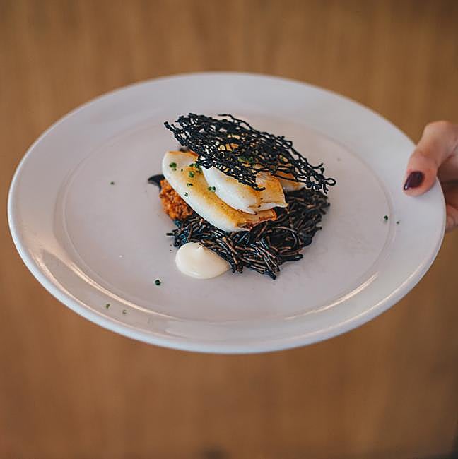 Chipirones con fideuá en su tinta, uno de las elaboraciones que podemos disfrutar en La Maruca Castellana.