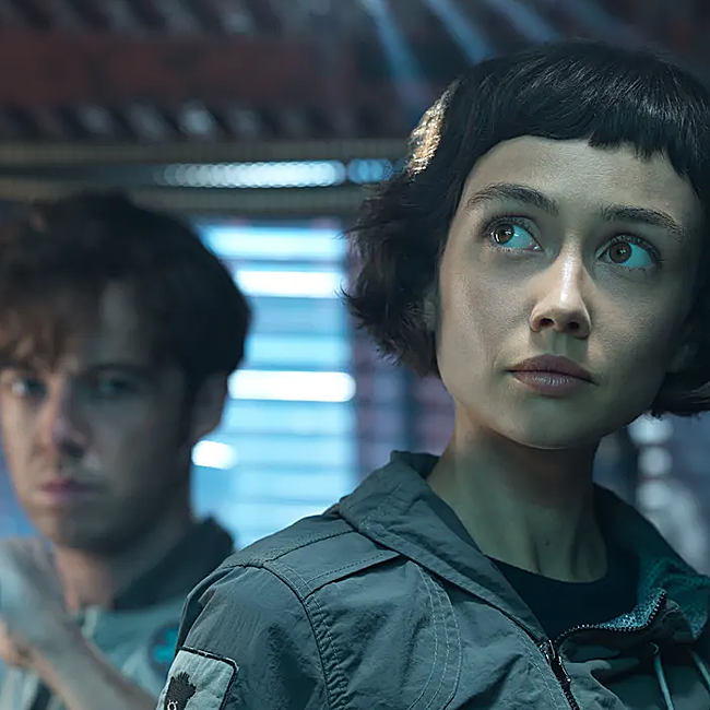 Wendy (Sydney Chandler) y CJ (Alex Lawther) en una escena de la serie de Alien: Planeta Tierra.