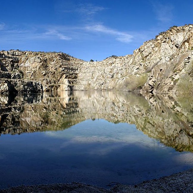 La Cantera de Alcántara es una piscina natural entre escarpados riscos.