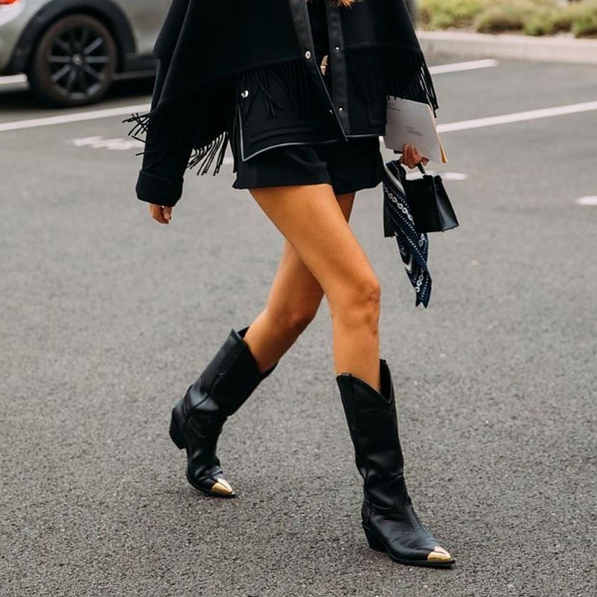 Influencer con botas cowboy