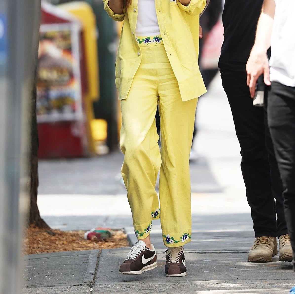 Dakota Johnson con unas zapatillas marrones.