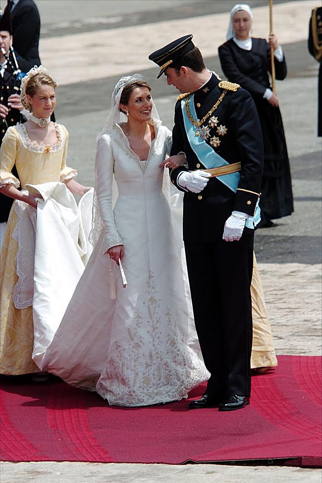 En el día de su boda, la reina Letizia lució un imponente vestido de novia, diseñado por Pertegaz.