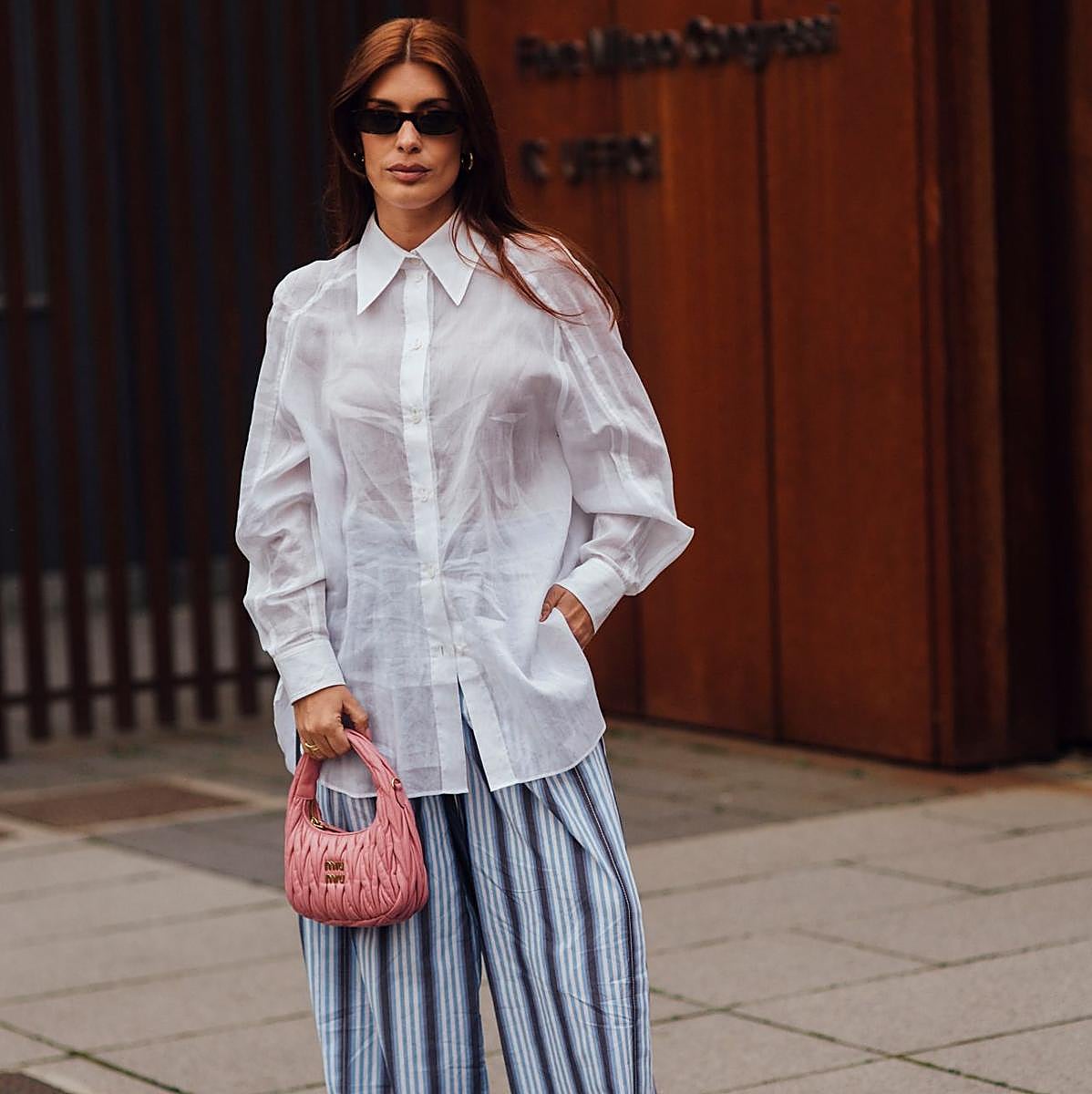 Dulceida con un look con pantalones de rayas.