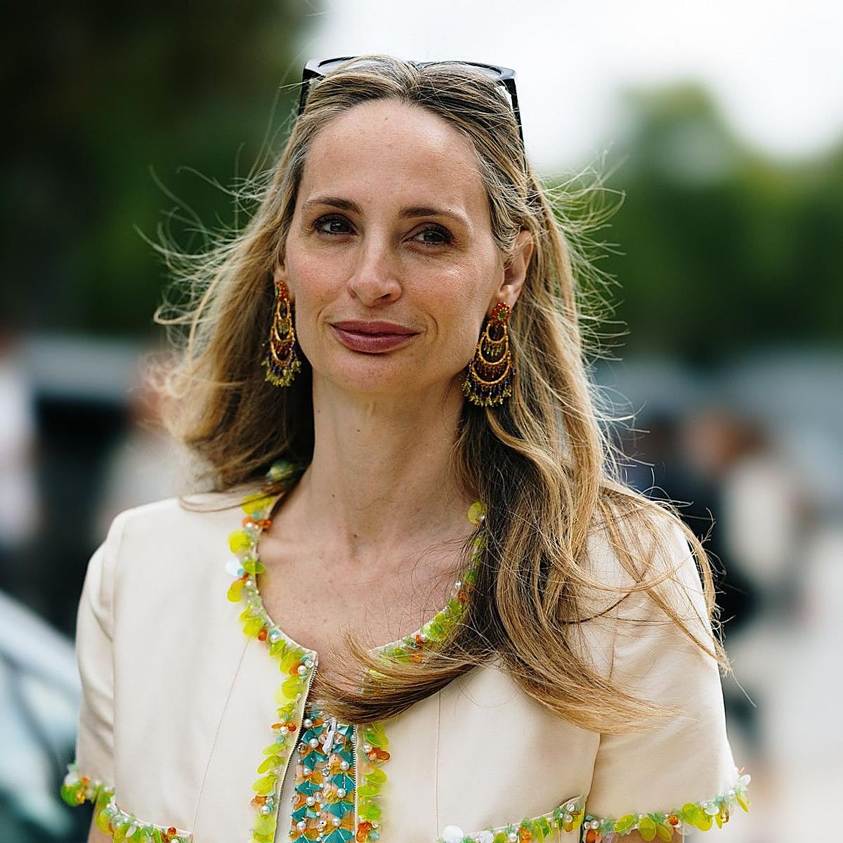 Influencer con piel madura vital