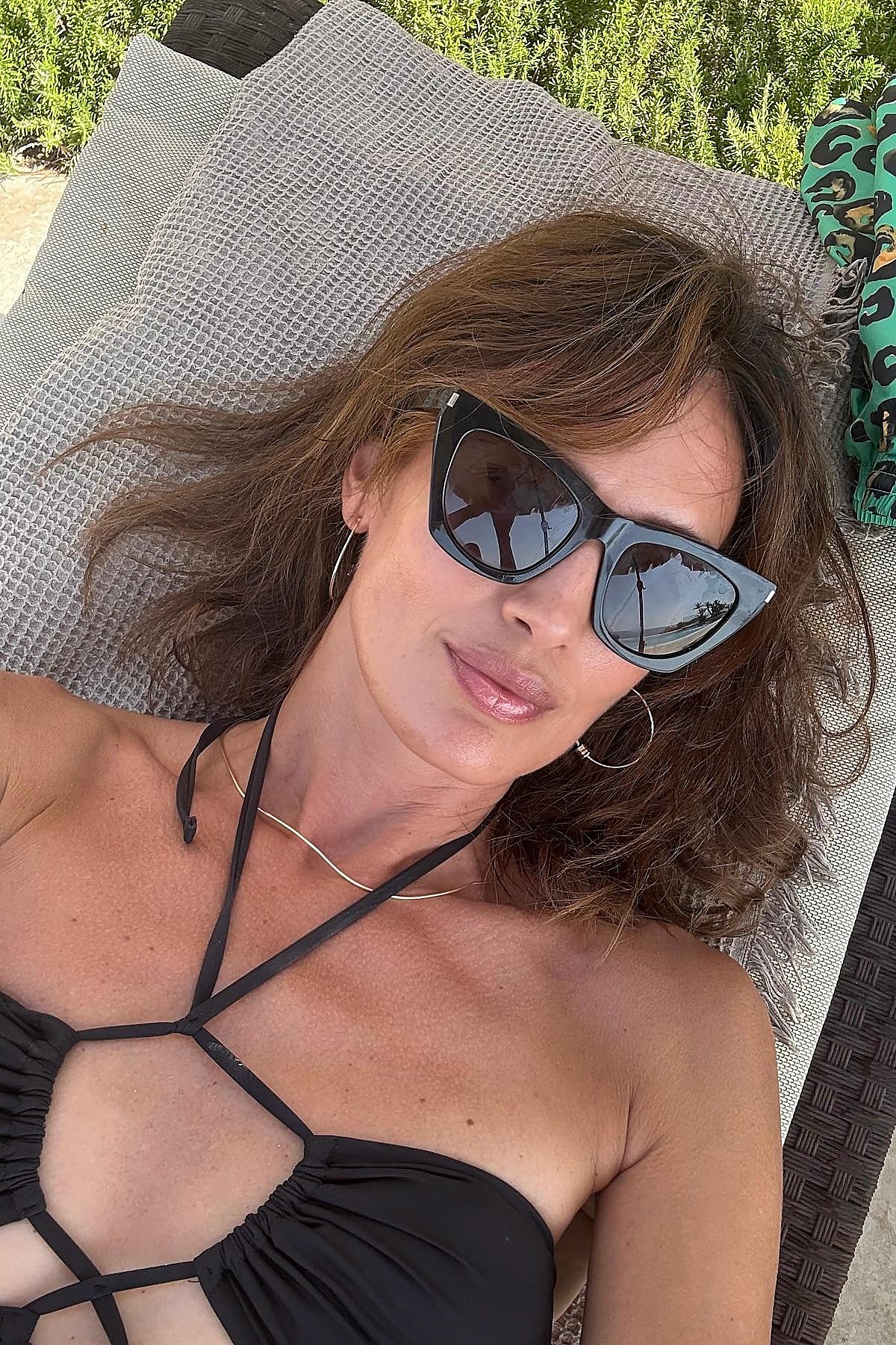 Nieves Álvarez con un bañador negro.