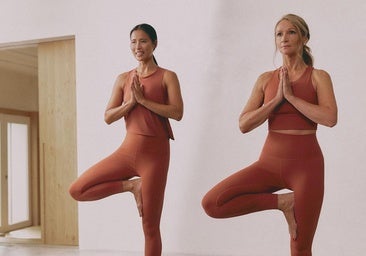 Postura de medio loto en posición supina: la asana de yoga que mejora flexibilidad y circulación a los 50