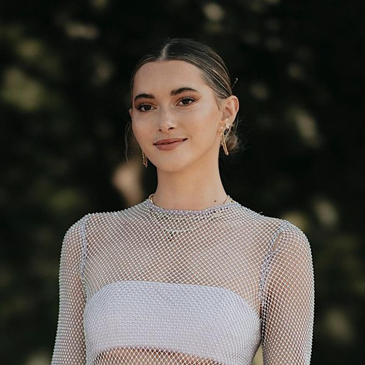 Influencer con maquillaje natural fresco