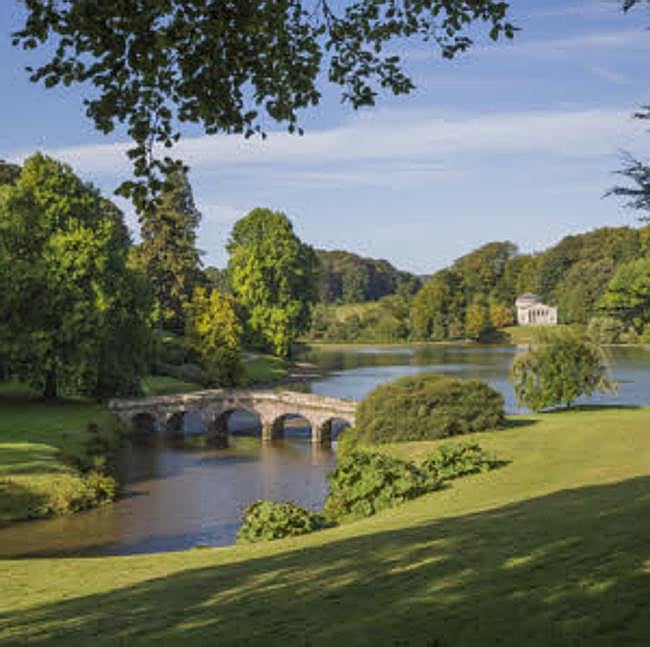 El puente paladiano y el templo de Apolo de los jardines de Stourheard, escenario de una de las secuencias más importantes de Orgullo y prejuicio.