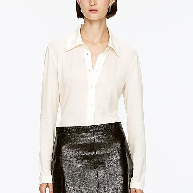 Camisa blanca semitransparente de Arket, 69 euros.