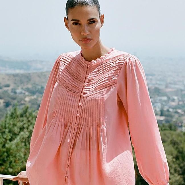 Blusa con puntillas y mangas abullonadas