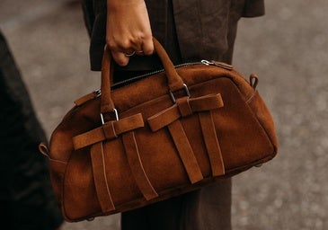 El bolso mini de ante que todas las prescriptoras de moda llevarán este otoño