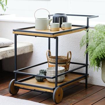 Imagen secundaria 1 - Camarera de aluminio de Leroy Merlin (249 euros). Abajo, diseño que combina acero y madera aceitada de JYSK (rebajada a 85 euros) y en madera maciza de acacia de Kave Home (149 euros).