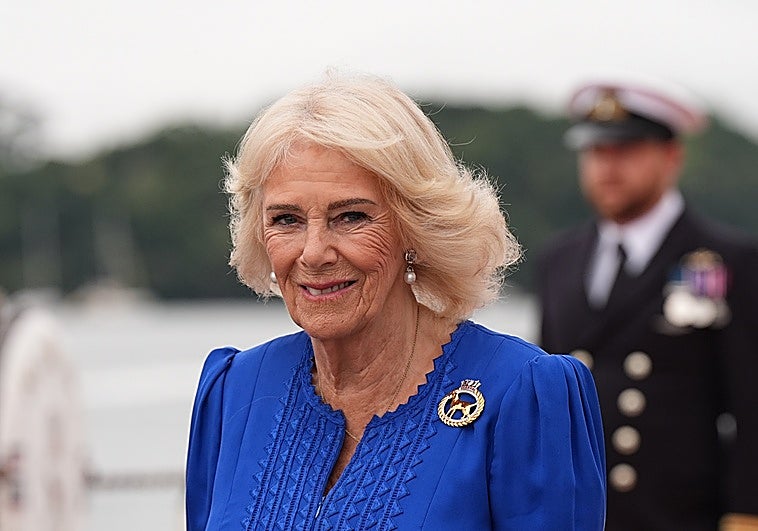 Las vacaciones de la reina Camilla vienen con polémica.
