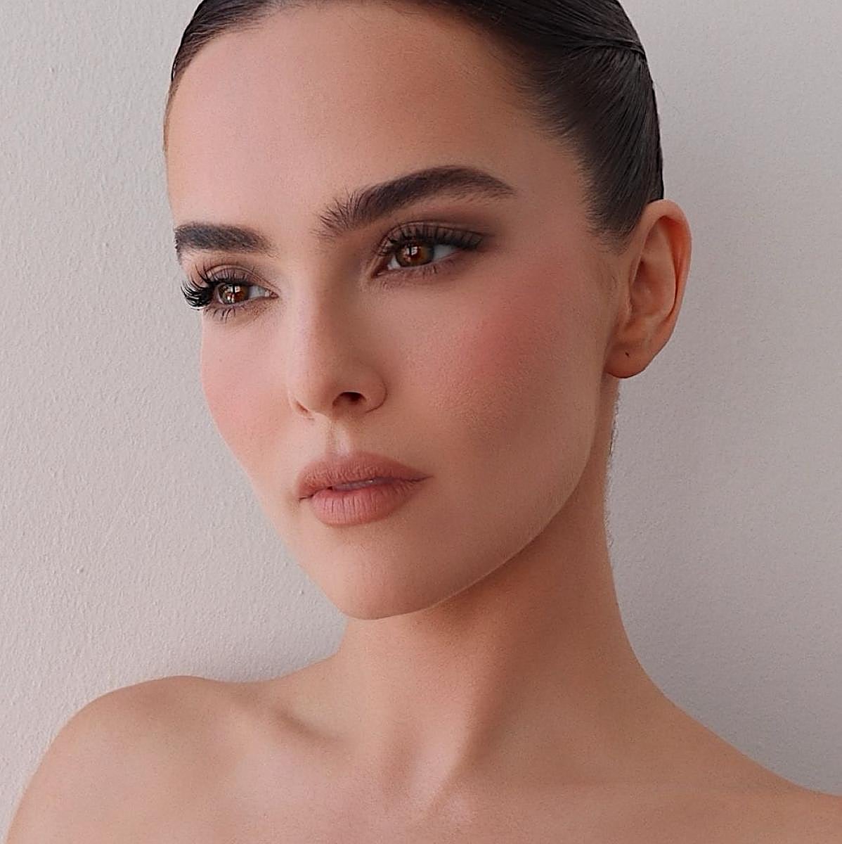 Zoey Deutch con sombras de ojos nude
