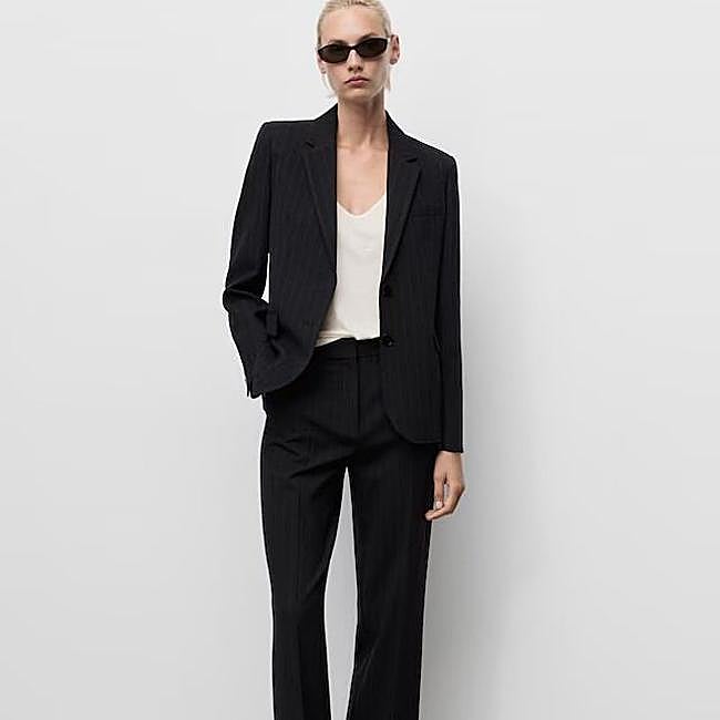 Traje azul marino con blazer y pantalón