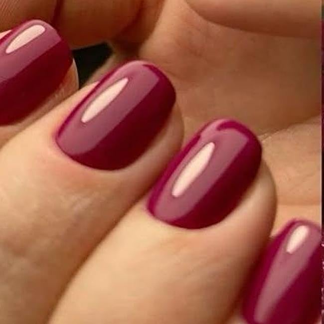 Uñas color frambuesa para septiembre