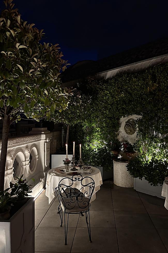 Una mesa del rooftop del relais & Chateaux Heritage Madrid Hotel, un lugar ideal para una velada íntima este verano.