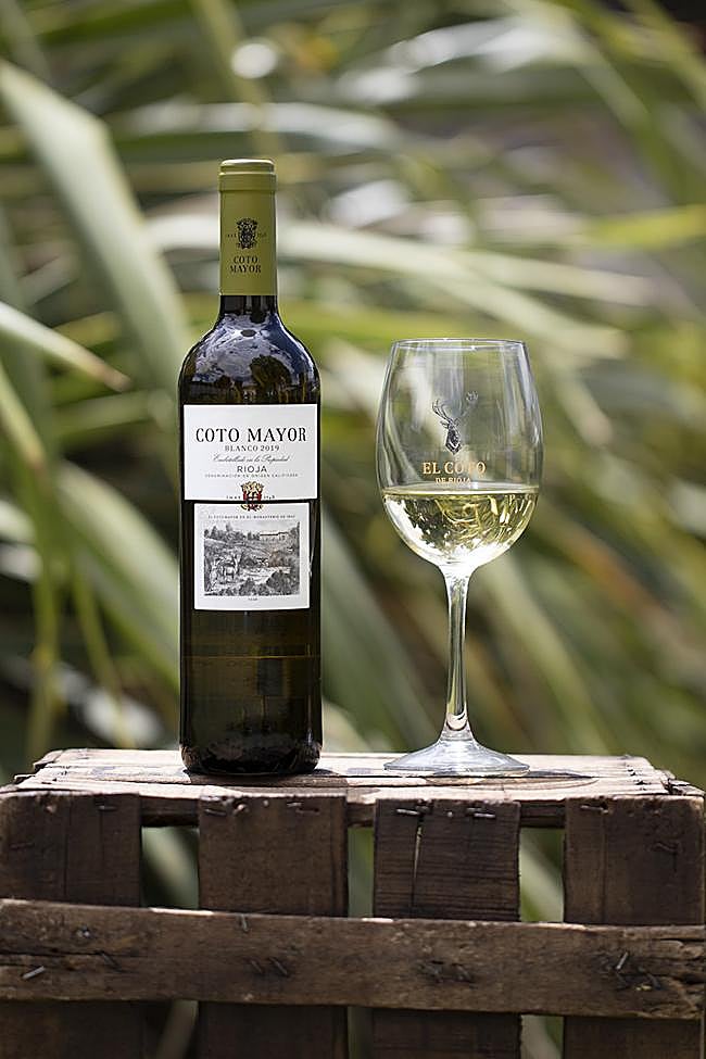 Botella de El Coto Mayor, elaborado con la variedad Sauvignon Blanc.