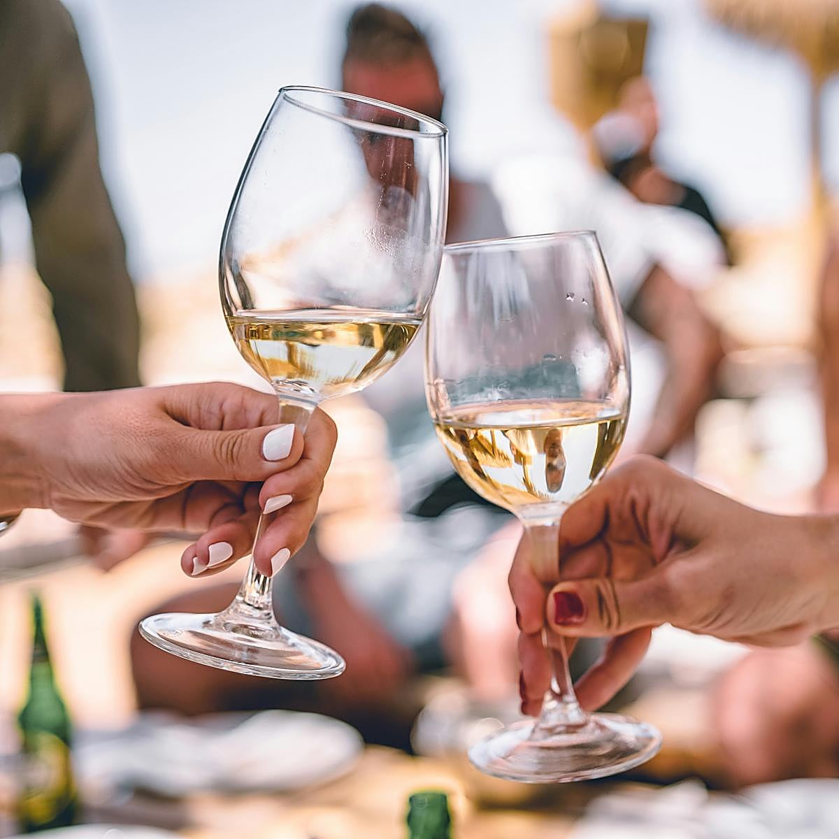 Uno de los grandes placeres del verano es brindar con un vino blanco bien fresquito.
