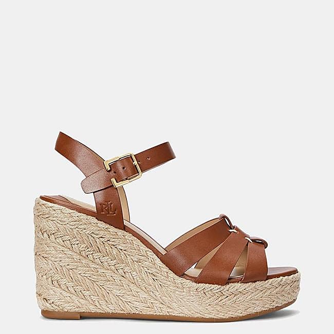 Sandalias marrones con cuña de Ralph Lauren, 87,50 euros.
