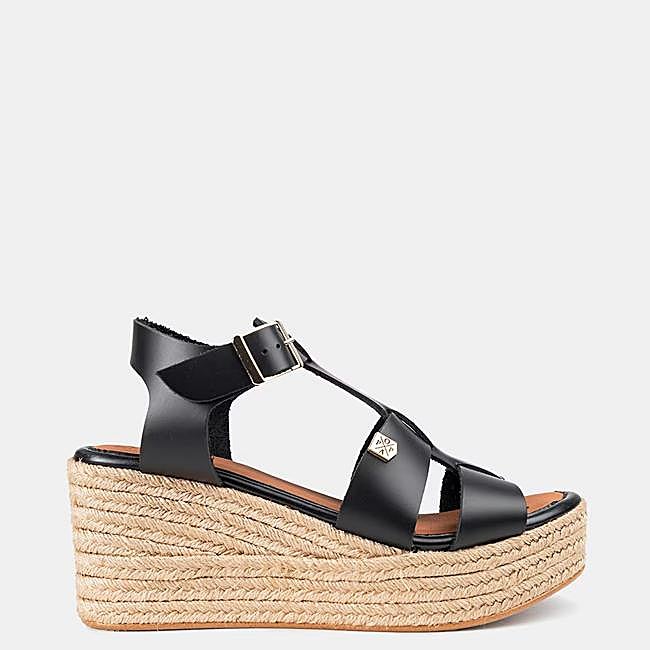 Sandalias con cuña negra de Popa, 44,95 euros.