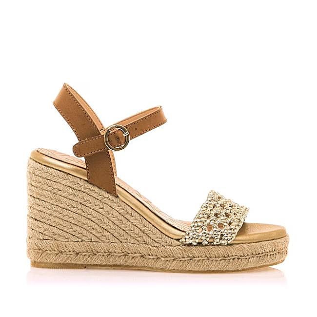 Sandalias de cuña con tira dorada de Mustang, 34,90 euros.