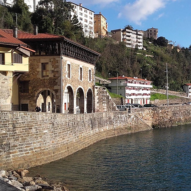 La Lonja, con sus tres arcos, es uno de los edificios emblemáticos de esta villa marinera.