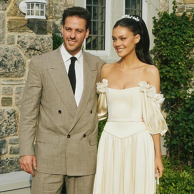 Nicola con un vestido de novia con cuerpo encorsetado.