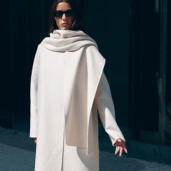 Abrigo oversize con bufanda