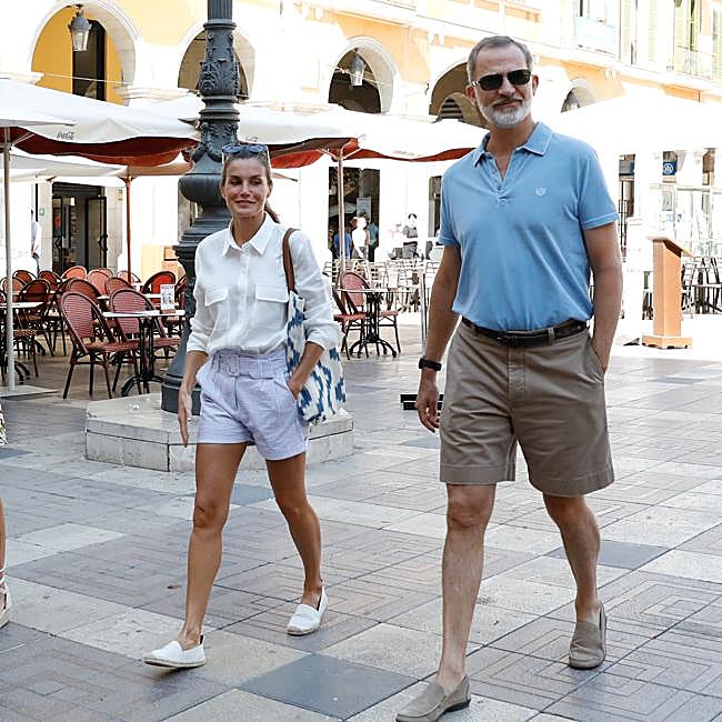 Los reyes Felipey Letizia, de paseo por el centro de Palma de Mallorca.