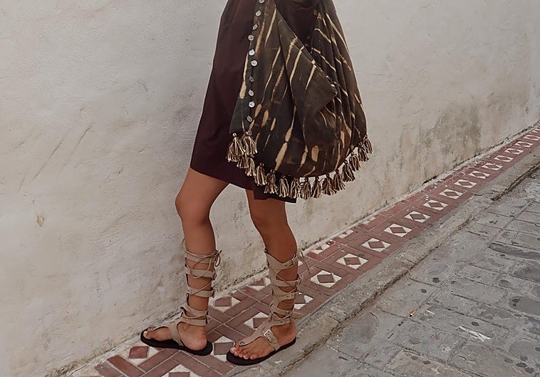 María García de Jaime con las sandalias de Parfois.