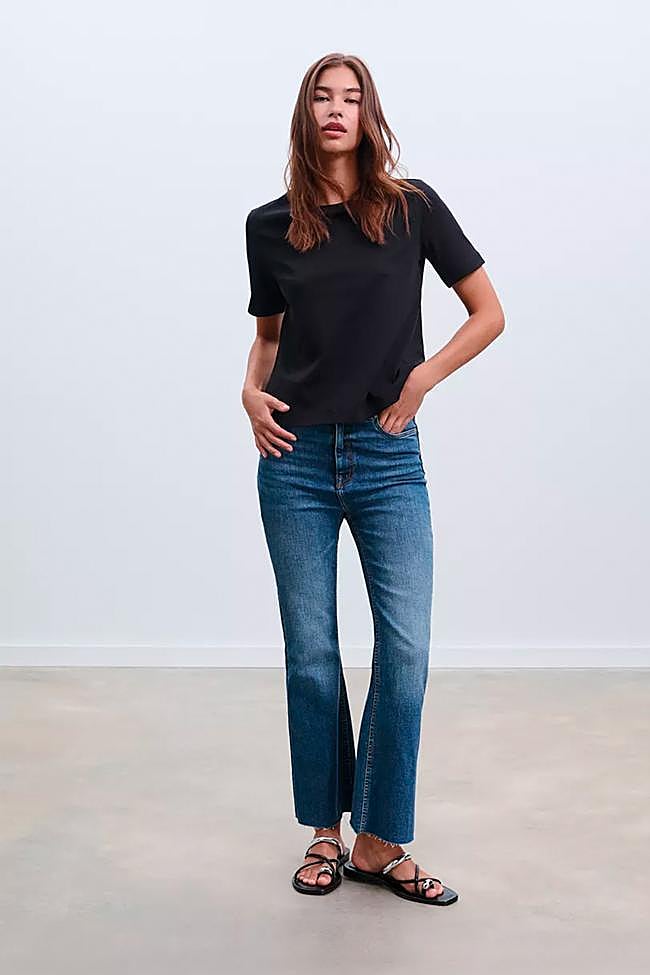 Vaqueros cropped estilo flare de Stradivarius.