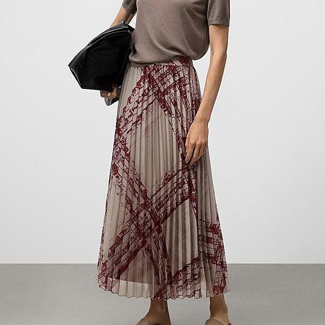 Falda plisada de Adolfo Domínguez, 149 euros.