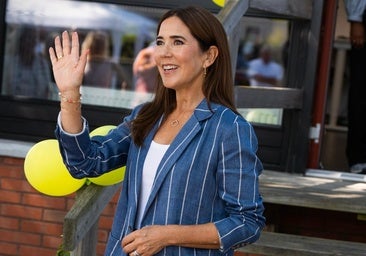 Mary de Dinamarca con un traje de rayas de lino.