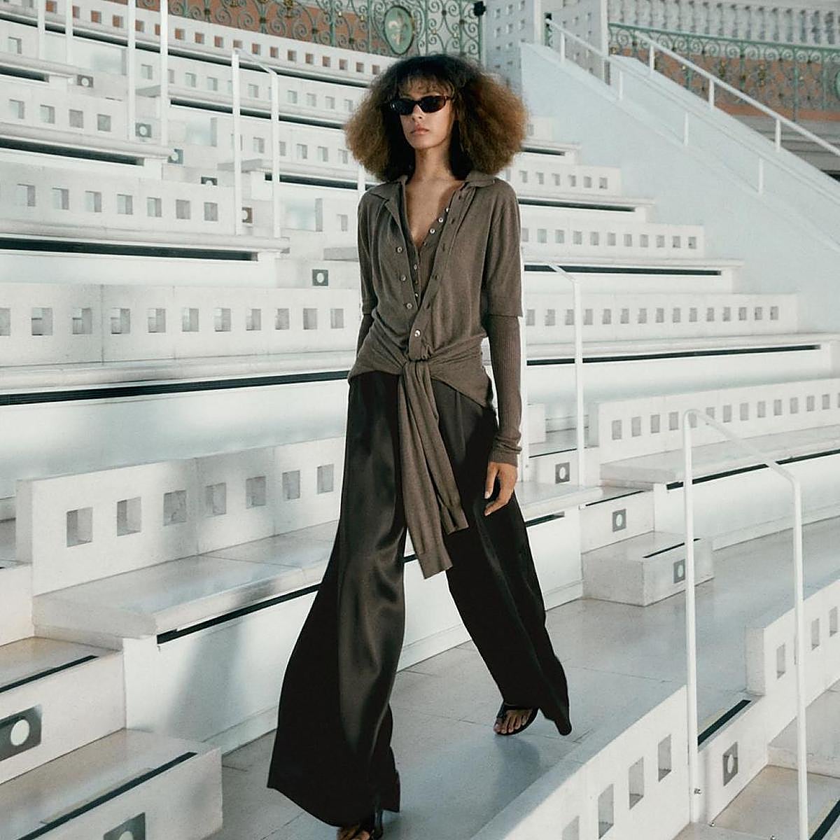 Modelo con prendas de Massimo Dutti