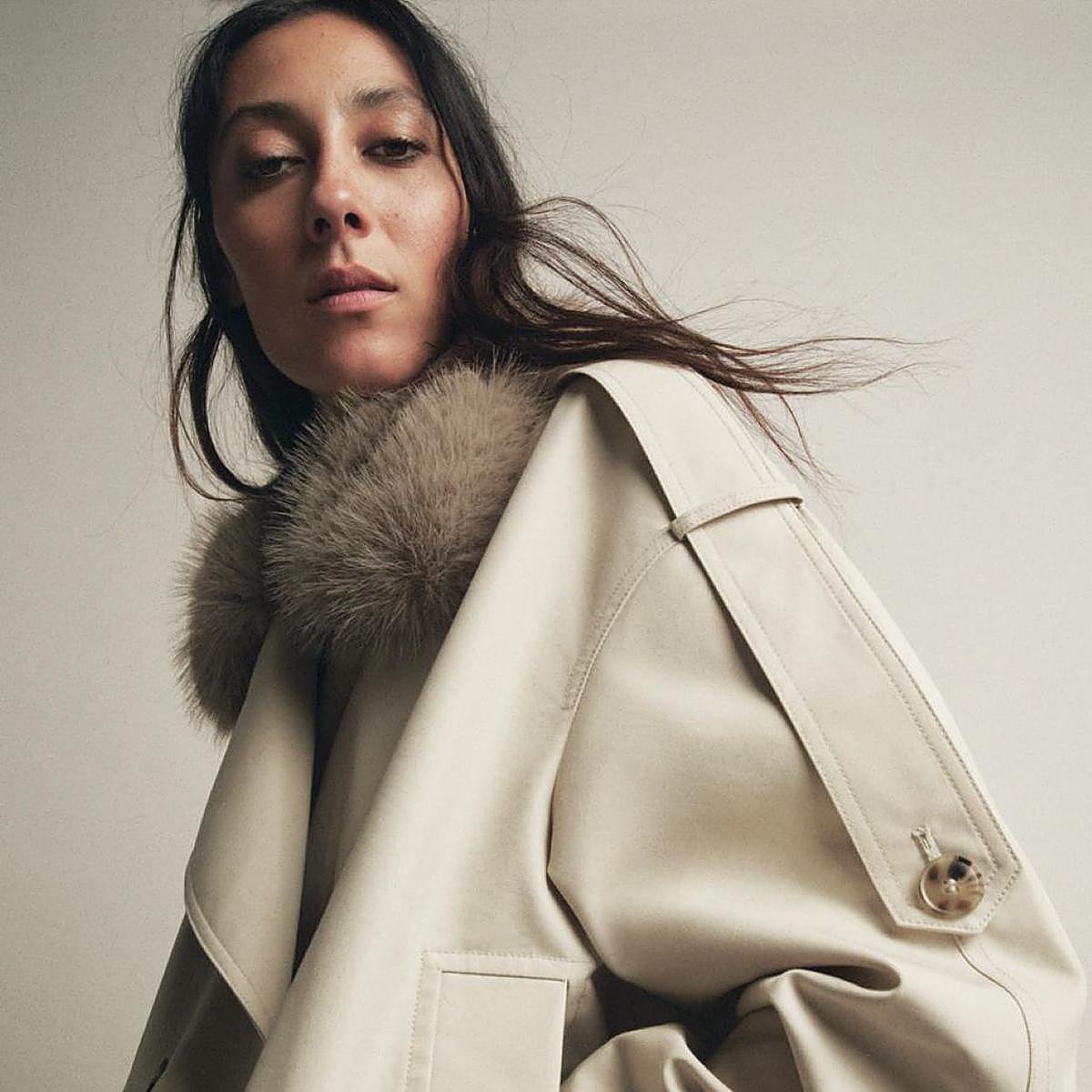 Modelo con abrigo de Zara