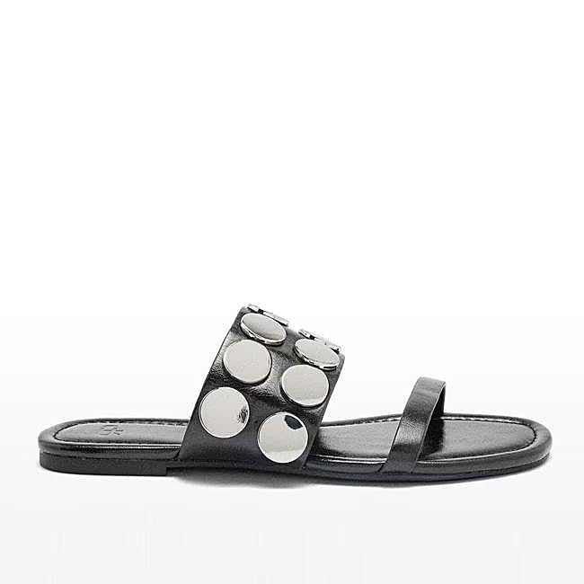 Sandalia plana con tachuelas de Parfois, 32,99 euros.