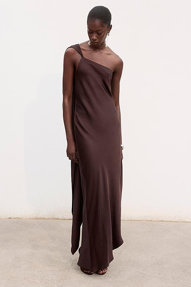 Vestido satinado asimétrico en color marrón de Mango.