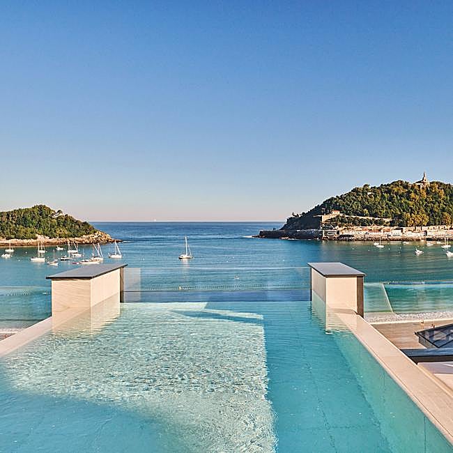 La piscina del Nobu Hotel San Sebastián, situada frente a la playa de La Concha.