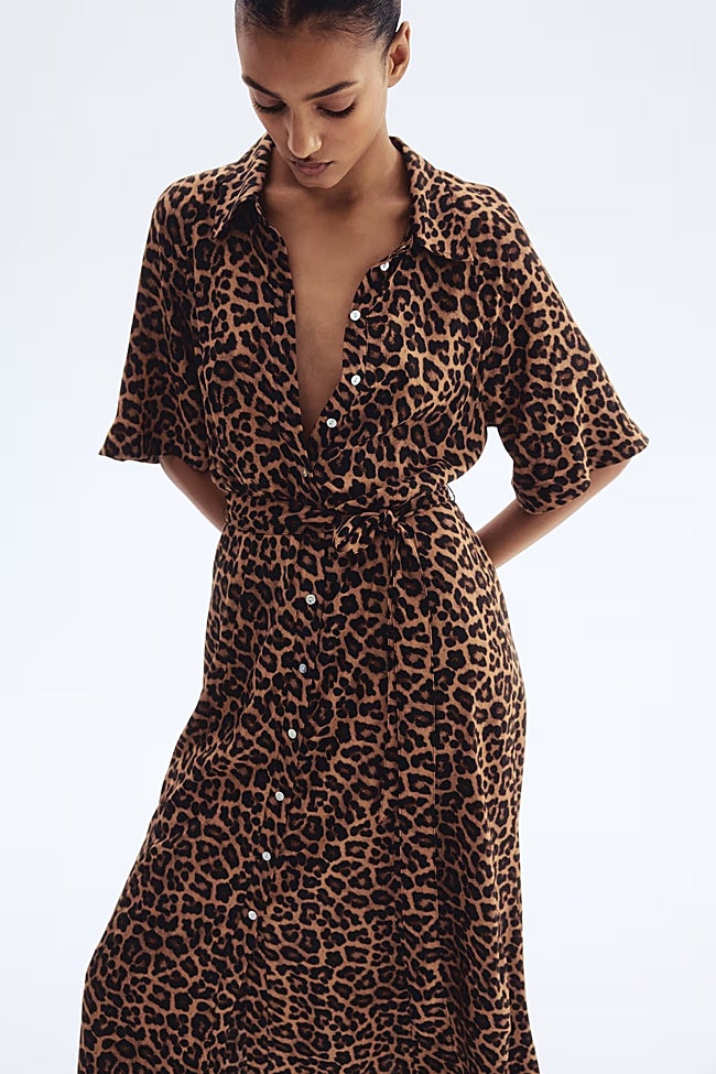 Vestido con estampado de leopardo de H&M (22,99 euros)