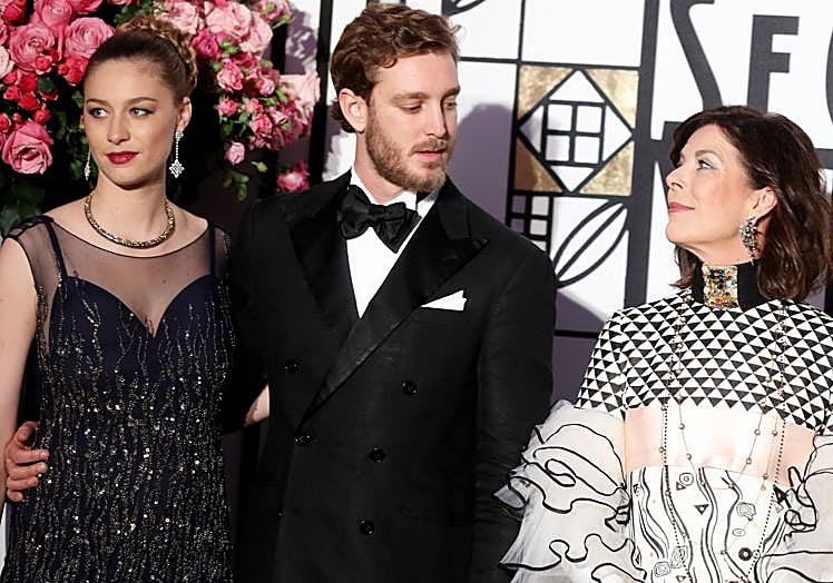 Beatrice Borromeo, Pierre Casiraghi y Carolina de Mónaco, en el Baile de la Rosa.
